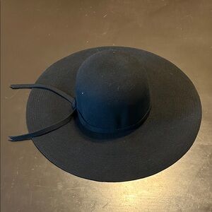 Elegant Black Wide-Brim Hat